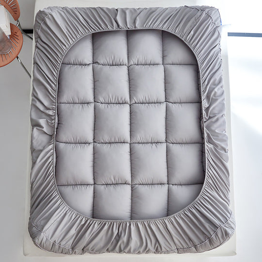 WolkenTopper Matratzentopper Grau – 360° elastischer Spannbezug, Draufsicht auf dem Doppelbett