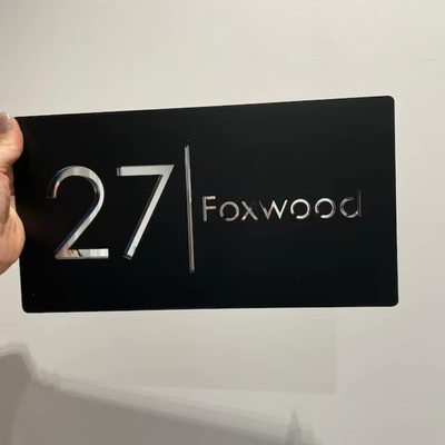 SignHaus | Modernes Acrylschild mit Lasergravur