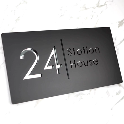 SignHaus | Modernes Acrylschild mit Lasergravur