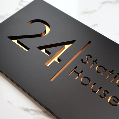SignHaus | Modernes Acrylschild mit Lasergravur