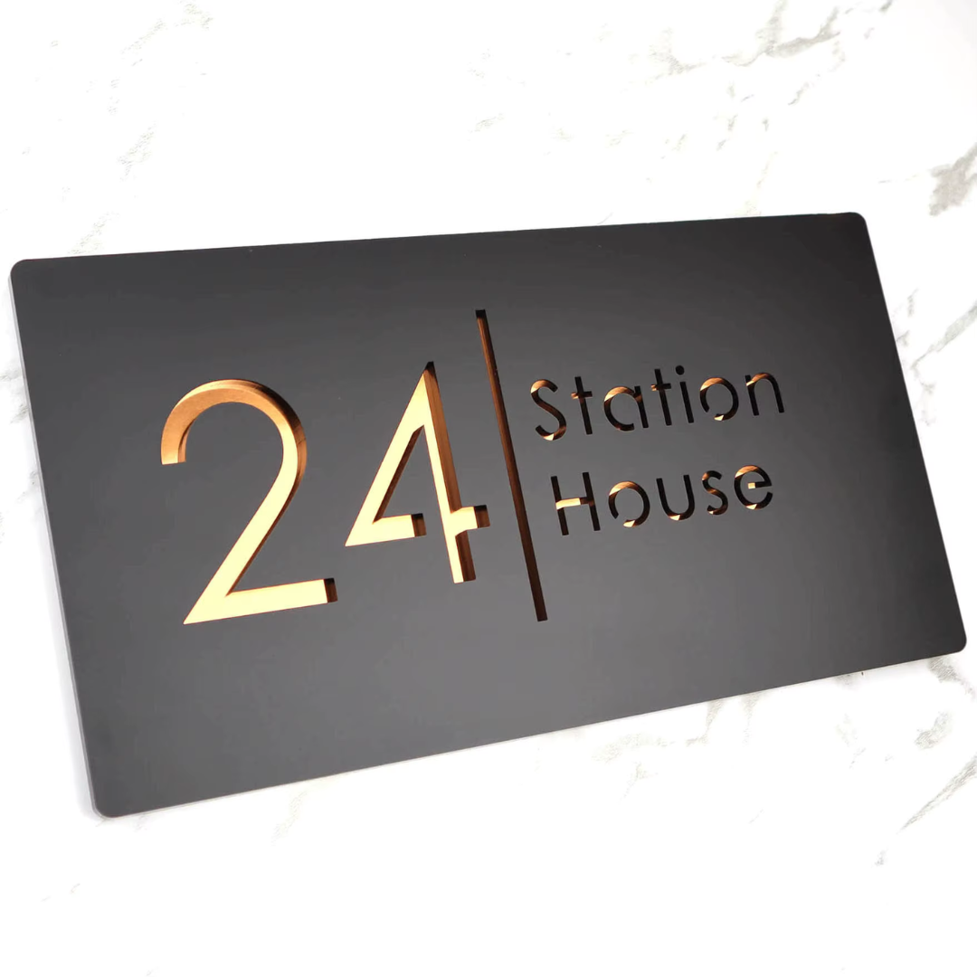 SignHaus | Modernes Acrylschild mit Lasergravur