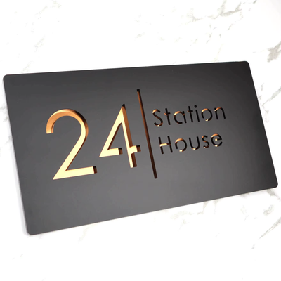 SignHaus | Modernes Acrylschild mit Lasergravur