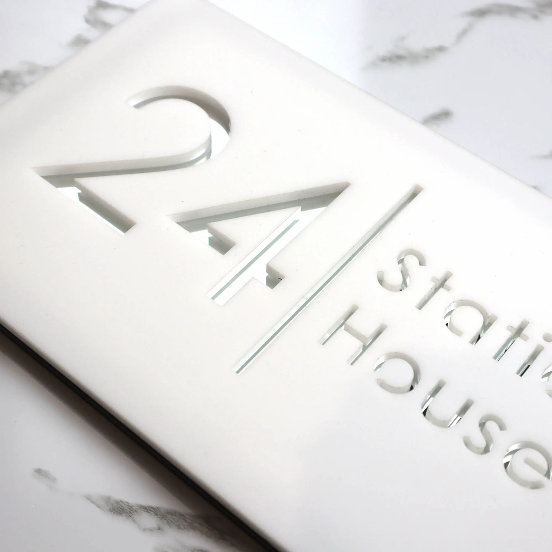 SignHaus | Modernes Acrylschild mit Lasergravur