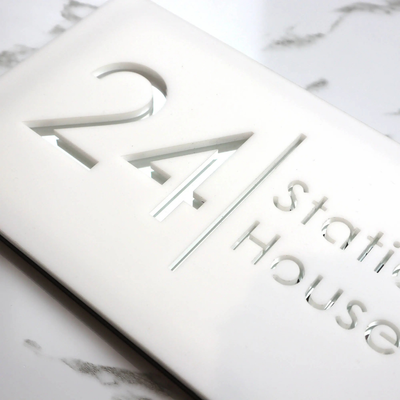 SignHaus | Modernes Acrylschild mit Lasergravur
