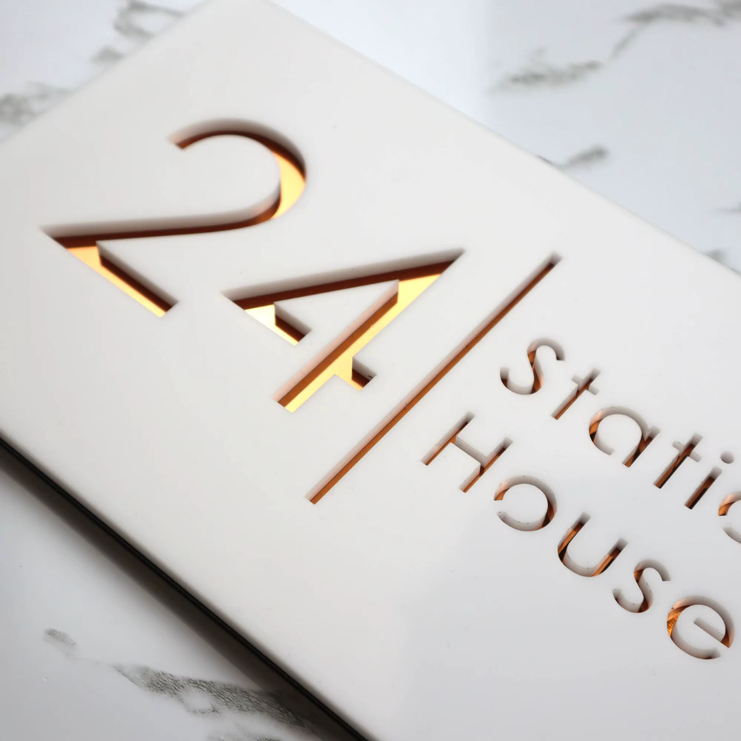 SignHaus | Modernes Acrylschild mit Lasergravur