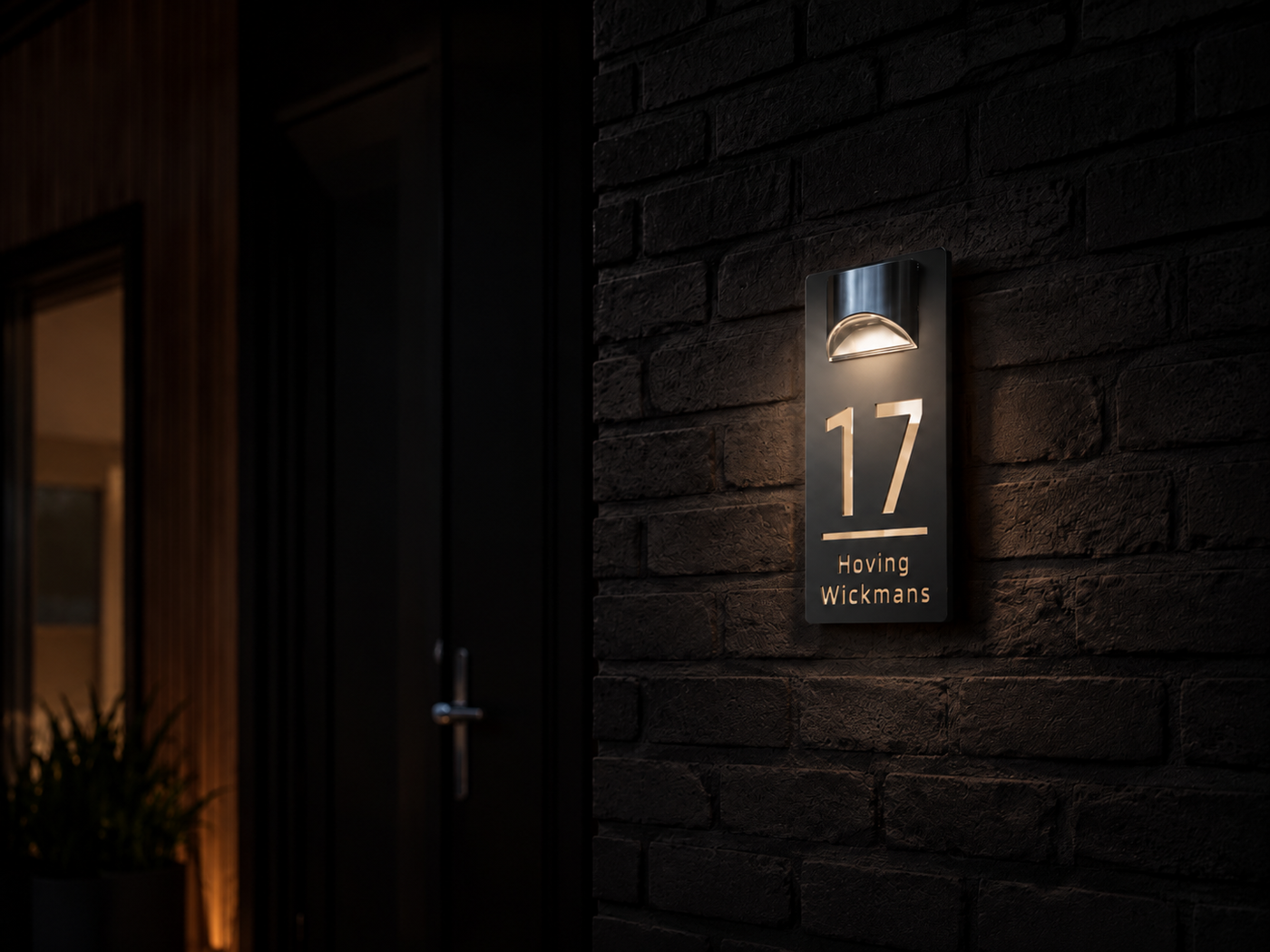 LichtHaus — Hausnummernschild bei Nacht beleuchtet