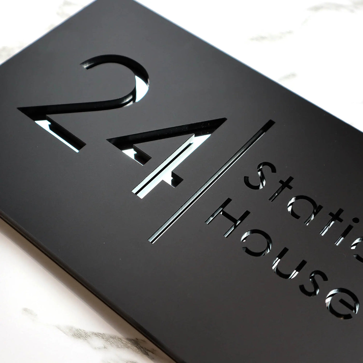 SignHaus | Modernes Acrylschild mit Lasergravur