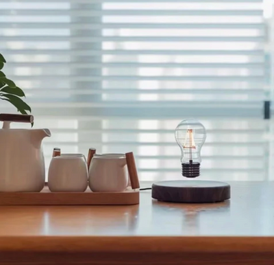 Schwebende LED-Glühbirne AuraGlobe | Magisches Lichtobjekt mit Levitations-Effekt