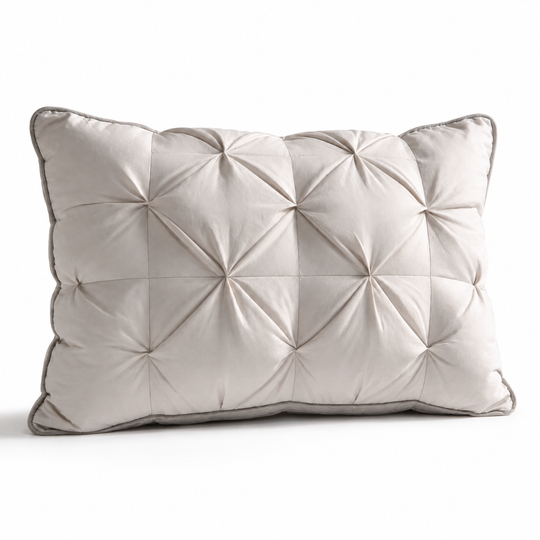 VelvetCloud Kissen – Premium Komfortkissen met stersteekpatroon, warm grijs, witte achtergrond